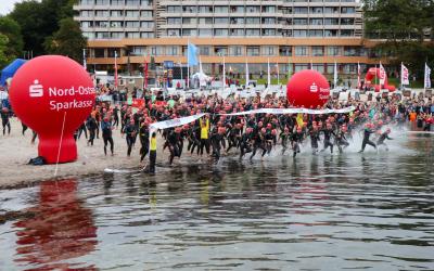 Die Aktiven sprinten beim Ostseeman ins Wasser.