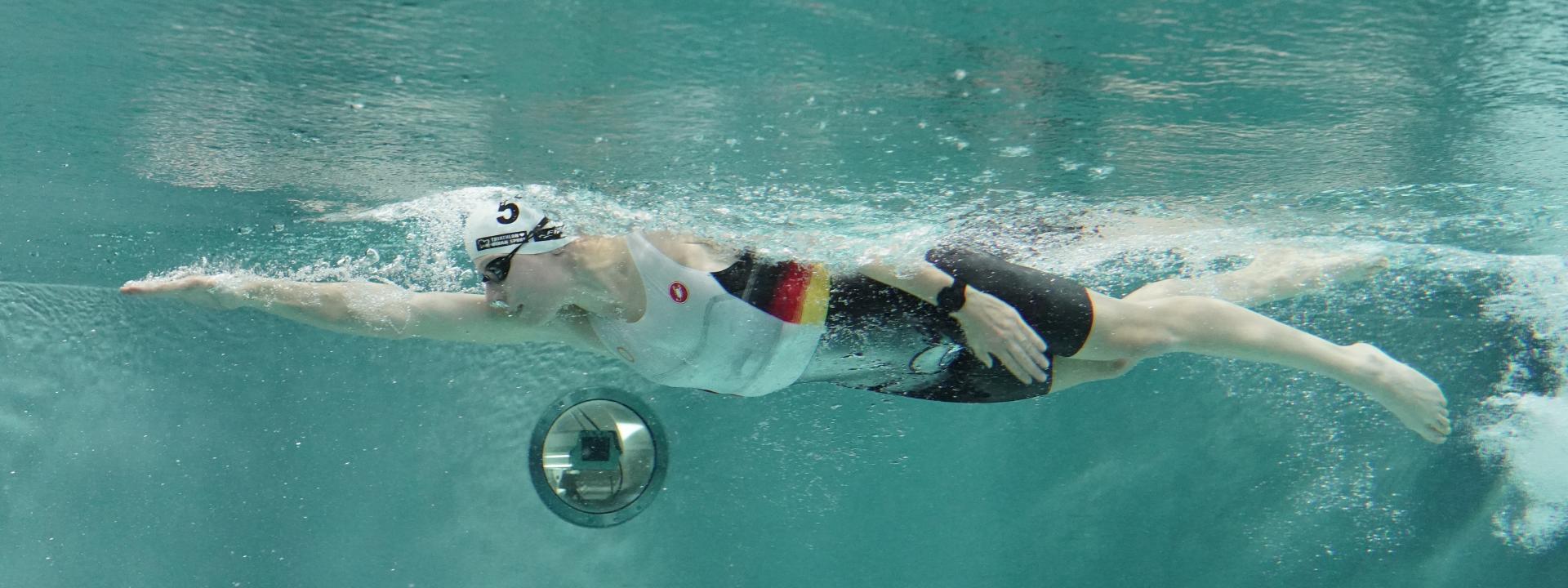 Unterwasserfoto einer Schwimmerin
